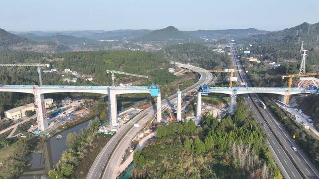 航拍看成达万高铁建设“上新”：江家山西河特大桥连续梁完成施工
